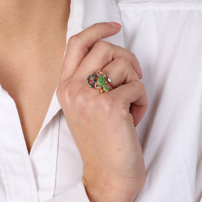 Bague en métal avec pendentifs en figue de barbarie, trinacria et roue de charrette, ornée d'émaux colorés