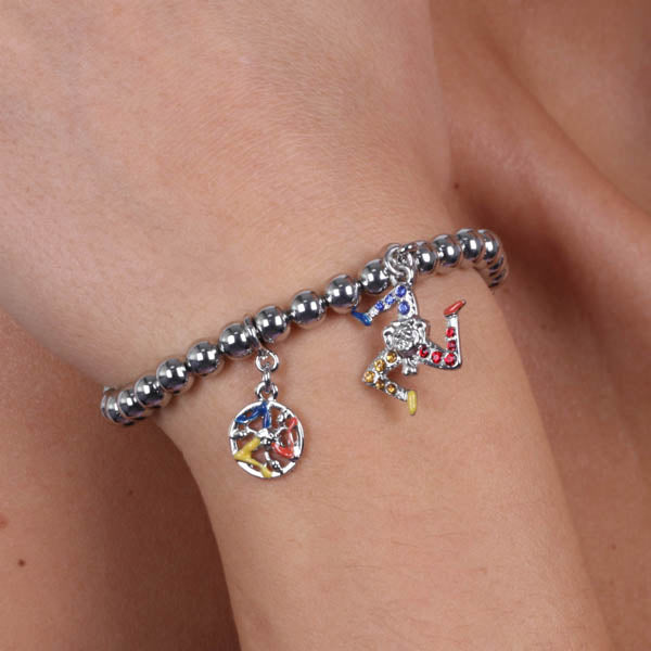 Bracelet en métal avec maille sphérique et pendentif trinacria orné de cristaux multicolores