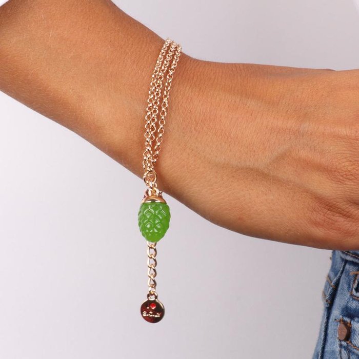 Bracelet en métal avec pendentif pomme de pin porte-bonheur émaillé vert