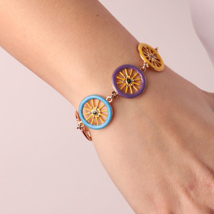 Bracelet en métal avec roues de charrette sicilienne ornées d'émaux colorés