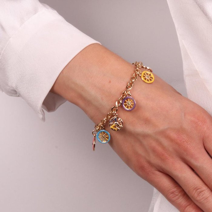 Bracelet en métal avec roues de chariot colorées et pendentifs Trinacria