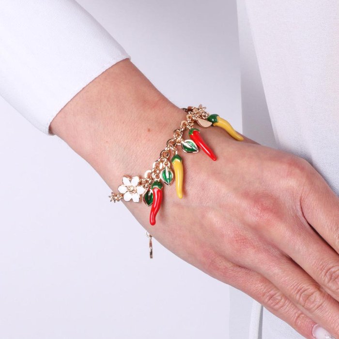 Bracelet en métal avec des piments colorés